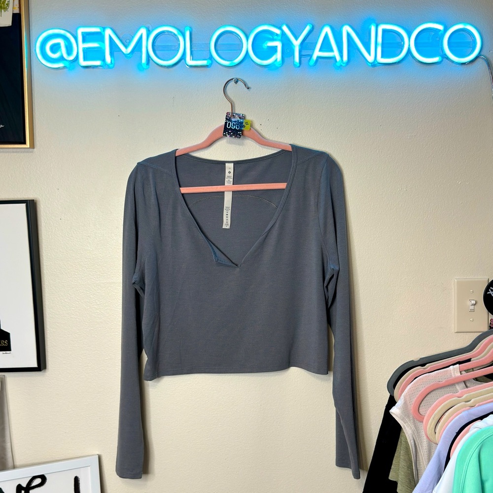 🍋96. Lululemon Cropped Henley Long Sleeve in Heathered Asphalt Grey / White